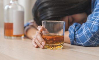 【ラトビア】酒類販売規制後5カ月でアルコール起因死亡27%減。60人超回避。WHO初期評価
