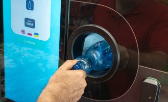 【イギリス】政府、容器デポジット制度のメーカー負担金額設定。段階的引上げ方式採用