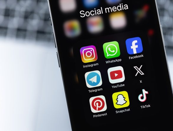 【EU】欧州委、EU KIDS法案採択。13歳未満のSNS禁止や機能追加義務化等。今後立法手続