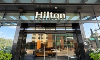【アメリカ】ヒルトン、運営時排出ゼロ目指すホテル設計発表。エネルギー費最大40%削減