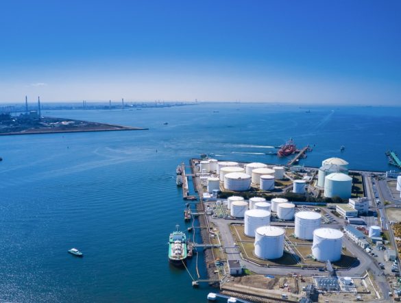 【日本】政府、エネルギー白書2026閣議決定。ホルムズ海峡危機と備蓄放出を検証、中東依存課題浮き彫り